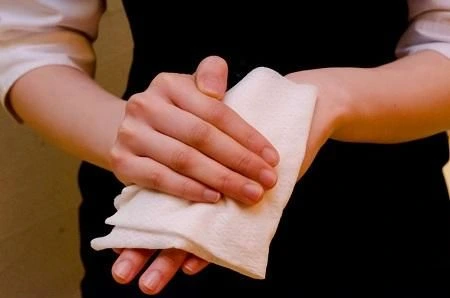 Yaş toxuma salfetləri otel xidmətlərinə rəng əlavə edir